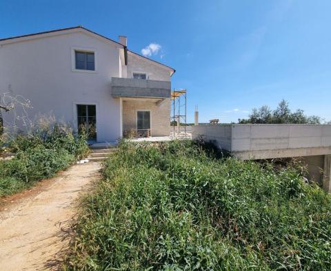 Villa nouvellement construite avec piscine à débordement, parking souterrain privé et vue fantastique sur la mer à Porec, à vendre - pic 9