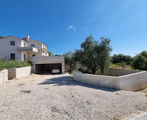 Villa nouvellement construite avec piscine à débordement, parking souterrain privé et vue fantastique sur la mer à Porec, à vendre - pic 10