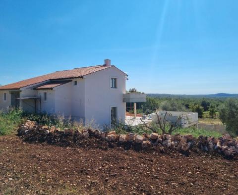 Villa nouvellement construite avec piscine à débordement, parking souterrain privé et vue fantastique sur la mer à Porec, à vendre - pic 13