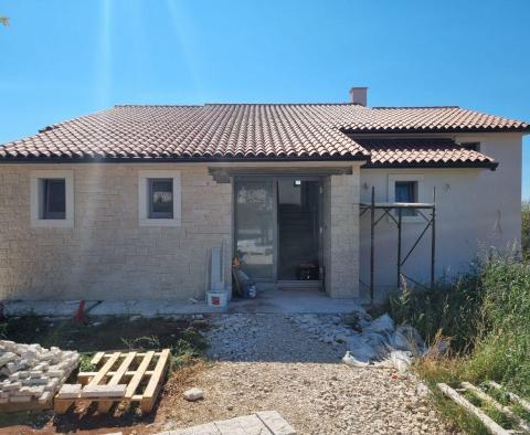 Villa nouvellement construite avec piscine à débordement, parking souterrain privé et vue fantastique sur la mer à Porec, à vendre - pic 16