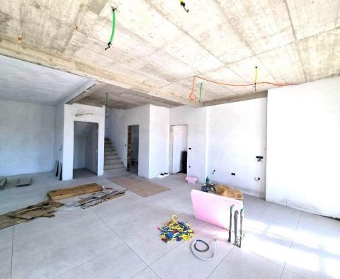 Villa nouvellement construite avec piscine à débordement, parking souterrain privé et vue fantastique sur la mer à Porec, à vendre - pic 20