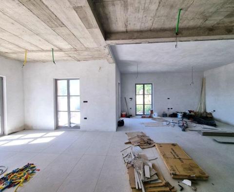 Villa nouvellement construite avec piscine à débordement, parking souterrain privé et vue fantastique sur la mer à Porec, à vendre - pic 23