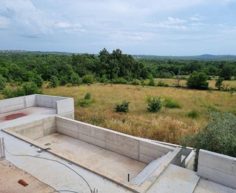 Villa nouvellement construite avec piscine à débordement, parking souterrain privé et vue fantastique sur la mer à Porec, à vendre - pic 49