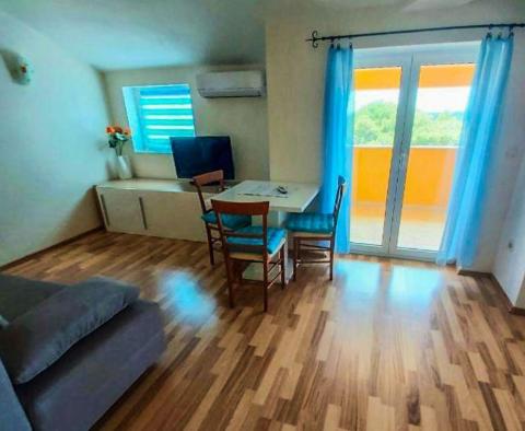 Dom z trzema apartamentami w spokojnej części wyspy Mali Losinj, 500m od morza, na sprzedaż - pic 17