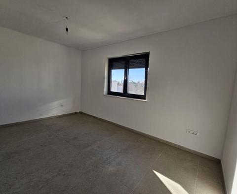 Appartement de 3 chambres au premier étage avec terrasse sur le toit à Porec, à vendre - pic 29