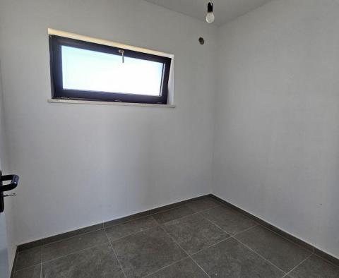 Appartement de 3 chambres au premier étage avec terrasse sur le toit à Porec, à vendre - pic 37