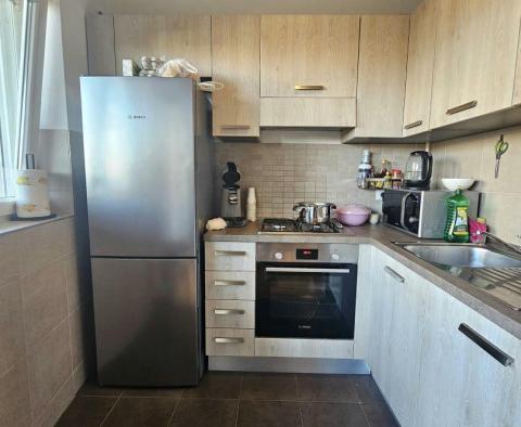 Apartament z 3 sypialniami na parterze w Peroj, na sprzedaż - pic 8