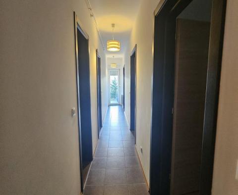 Apartament z 3 sypialniami na parterze w Peroj, na sprzedaż - pic 18