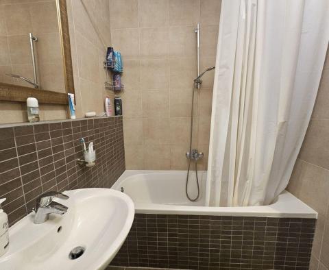 Apartament z 3 sypialniami na parterze w Peroj, na sprzedaż - pic 29