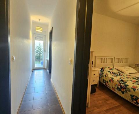 Apartament z 3 sypialniami na parterze w Peroj, na sprzedaż - pic 30