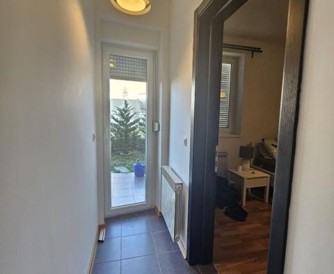 Apartament z 3 sypialniami na parterze w Peroj, na sprzedaż - pic 34