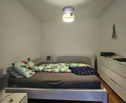 Apartament z 3 sypialniami na parterze w Peroj, na sprzedaż - pic 36