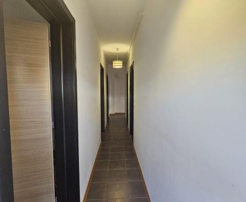 Apartament z 3 sypialniami na parterze w Peroj, na sprzedaż - pic 37