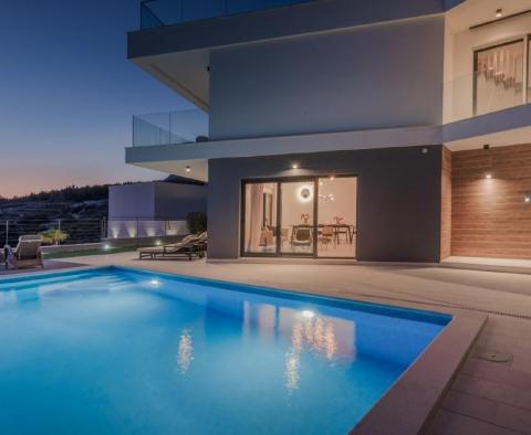 Superbe villa moderne neuve à Podstrana, à 300 m de la mer, à vendre - pic 3