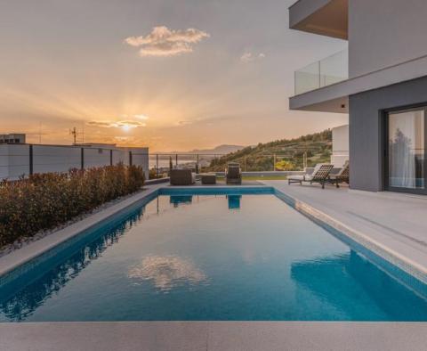 Superbe villa moderne neuve à Podstrana, à 300 m de la mer, à vendre - pic 4