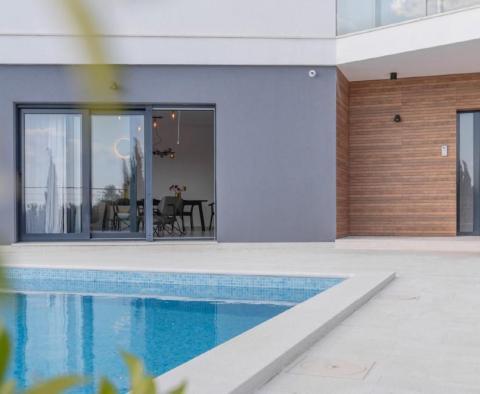 Superbe villa moderne neuve à Podstrana, à 300 m de la mer, à vendre - pic 9