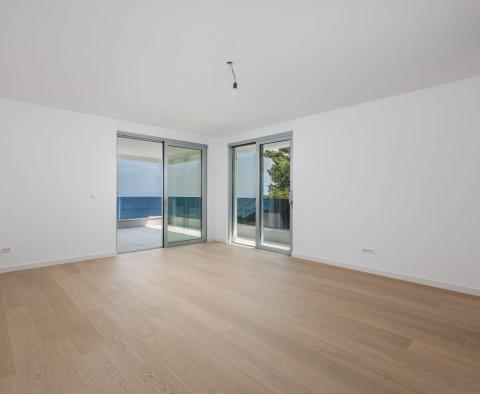 Penthouse in a new building with a rooftop pool above the center of Opatija, idyllic surroundings, for sale - pic 14