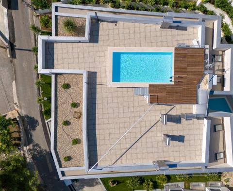 Penthouse in a new building with a rooftop pool above the center of Opatija, idyllic surroundings, for sale - pic 16