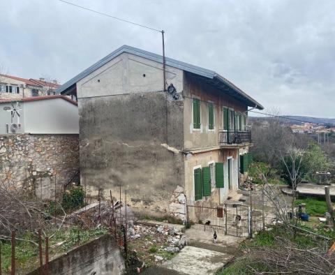 Ancienne villa italienne indépendante de 1912 avec vue sur la mer et jardin de 2 383 m2 à Rijeka, à vendre - pic 3