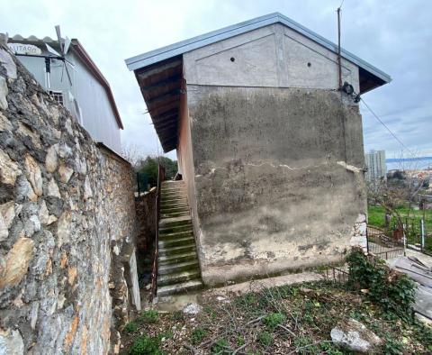 Ancienne villa italienne indépendante de 1912 avec vue sur la mer et jardin de 2 383 m2 à Rijeka, à vendre - pic 4