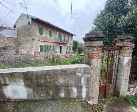 Ancienne villa italienne indépendante de 1912 avec vue sur la mer et jardin de 2 383 m2 à Rijeka, à vendre - pic 5