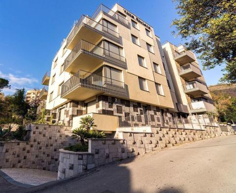 Neubau, Luxuswohnung im Zentrum von Opatija mit Dachterrasse und Panoramablick auf das Meer, Garage, Terrasse, zu verkaufen - foto 2