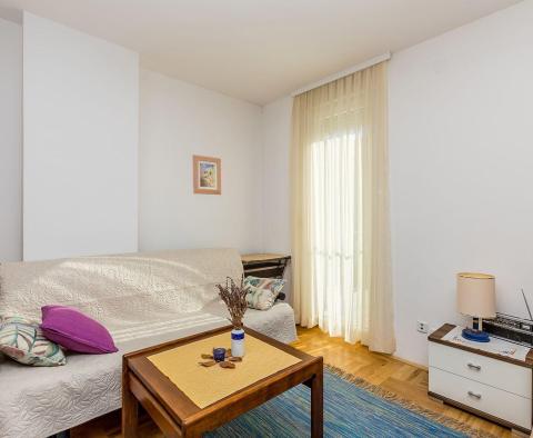 Appartement meublé de trois chambres sur deux niveaux dans un excellent emplacement dans la ville de Krk, à vendre - pic 7