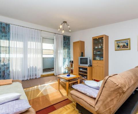 Appartement meublé de trois chambres sur deux niveaux dans un excellent emplacement dans la ville de Krk, à vendre - pic 11