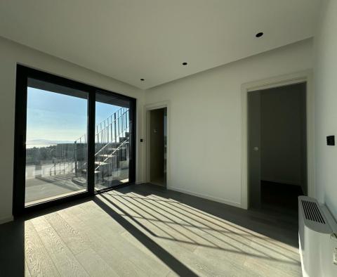 Luxury penthouse in a new building in the city of Krk, for sale - pic 18