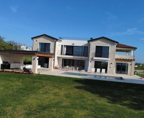 New built villa on a grand terrain in Kastelir, Porec, for sale - pic 5