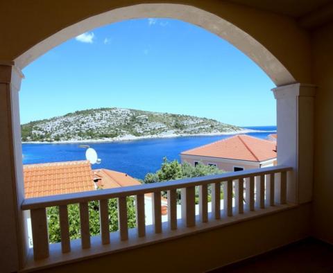 Nový dům s nádherným výhledem na moře s terasami a apartmány 50 metrů od pláže ve městě Ražanj, Šibenik, Chorvatsko 