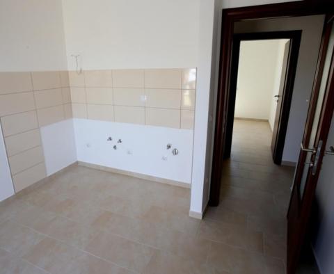 Nový dům s nádherným výhledem na moře s terasami a apartmány 50 metrů od pláže ve městě Ražanj, Šibenik, Chorvatsko - pic 10