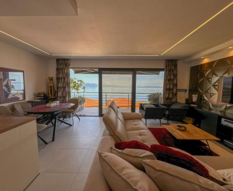 Appartement de qualité supérieure dans un immeuble neuf à Opatija, avec meubles, vue panoramique, garage, ascenseur, piscine, à vendre - pic 2