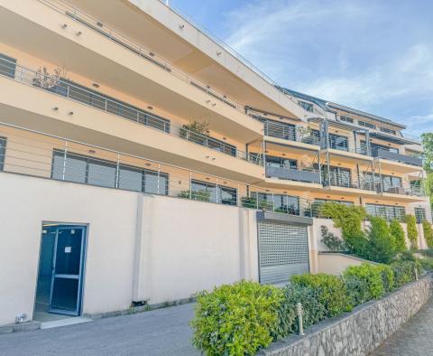 Appartement de qualité supérieure dans un immeuble neuf à Opatija, avec meubles, vue panoramique, garage, ascenseur, piscine, à vendre - pic 17