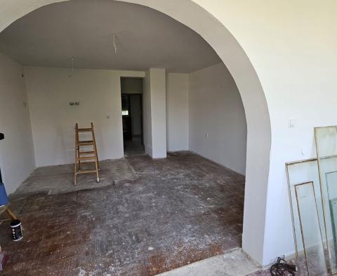 Renoviertes Familienapartmenthaus in ruhiger Lage in Pula, zu verkaufen - foto 31