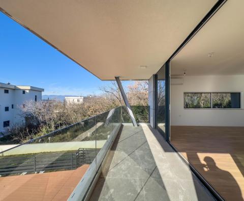 Un nouveau bâtiment moderne au premier rang à Kostrena propose un appartement de luxe, à vendre - pic 3