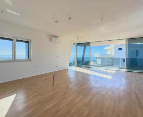 Un nouveau bâtiment moderne au premier rang à Kostrena propose un appartement de luxe, à vendre - pic 5