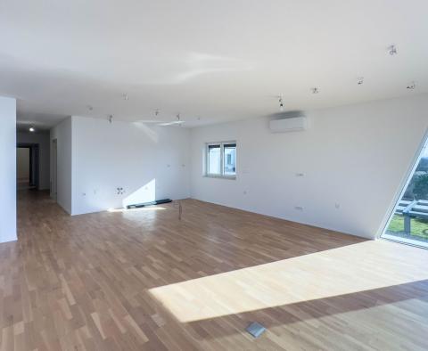 Un nouveau bâtiment moderne au premier rang à Kostrena propose un appartement de luxe, à vendre - pic 7