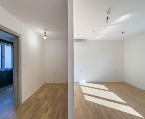 Un nouveau bâtiment moderne au premier rang à Kostrena propose un appartement de luxe, à vendre - pic 8