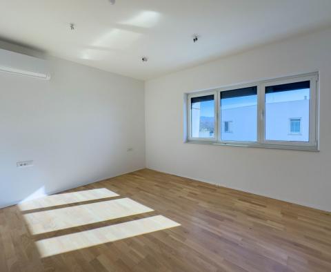 Un nouveau bâtiment moderne au premier rang à Kostrena propose un appartement de luxe, à vendre - pic 9