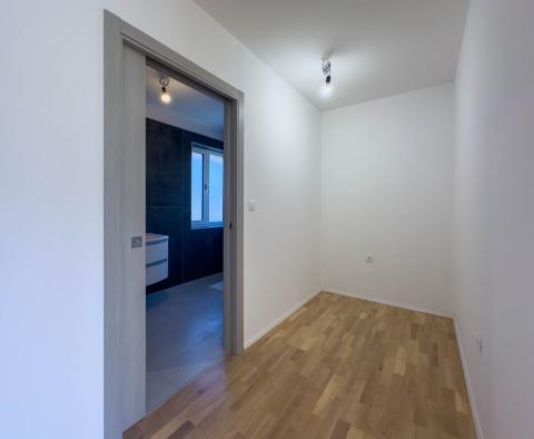 Un nouveau bâtiment moderne au premier rang à Kostrena propose un appartement de luxe, à vendre - pic 10