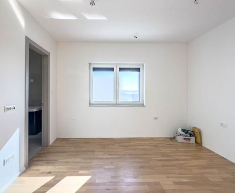 Un nouveau bâtiment moderne au premier rang à Kostrena propose un appartement de luxe, à vendre - pic 13