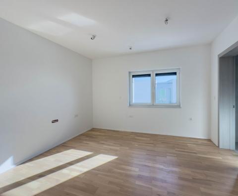 Un nouveau bâtiment moderne au premier rang à Kostrena propose un appartement de luxe, à vendre - pic 16