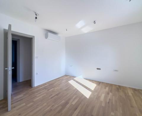 Un nouveau bâtiment moderne au premier rang à Kostrena propose un appartement de luxe, à vendre - pic 17