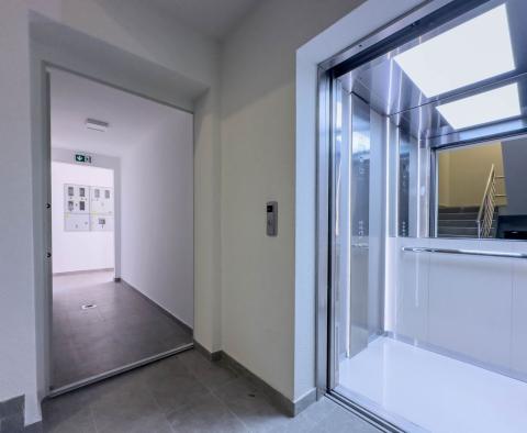 Un nouveau bâtiment moderne au premier rang à Kostrena propose un appartement de luxe, à vendre - pic 24