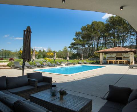 Magnifique villa avec courts de tennis à Juršići, Svetvinčenat, à vendre - pic 56