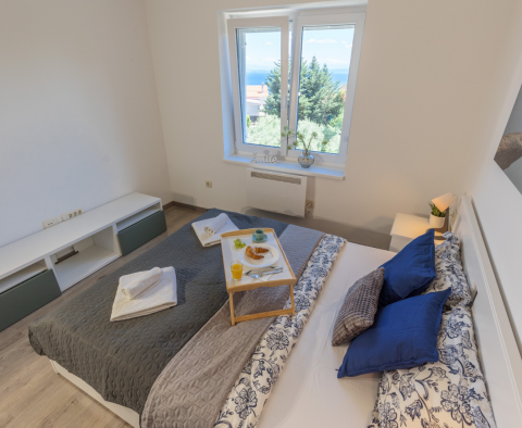 Appartement récemment rénové avec une belle vue sur la mer à Pobri, à vendre - pic 7