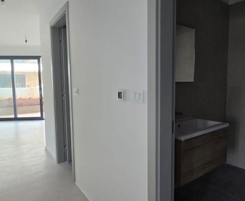 Appartement neuf exclusif au rez-de-chaussée avec jardin et piscine à Liznjan, à vendre - pic 14