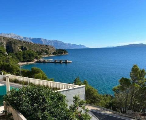 Appartement unique en première ligne sur la riviera d'Omis, à vendre - pic 2