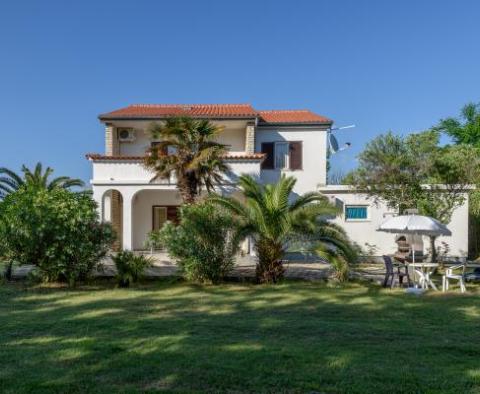 Maison d'hôtes avec 4 appartements sur la Riviera de Zadar, à 80 mètres de la mer, à vendre - pic 3